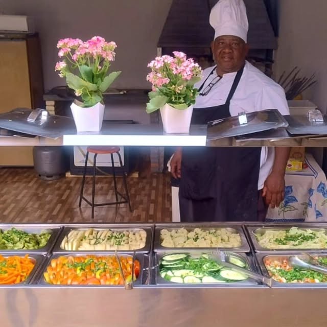Sr. Wilson no balcão de saladas frescas