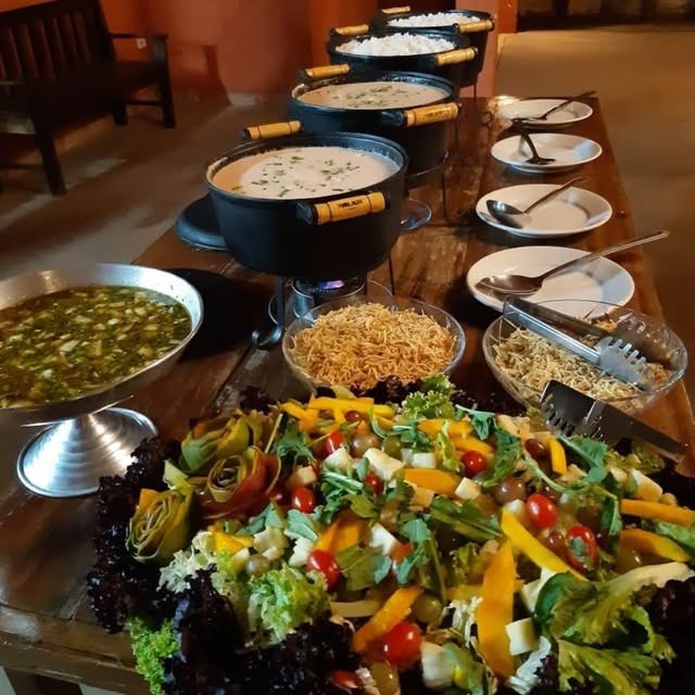 Buffet completo de comida mineira e saladas decoradas