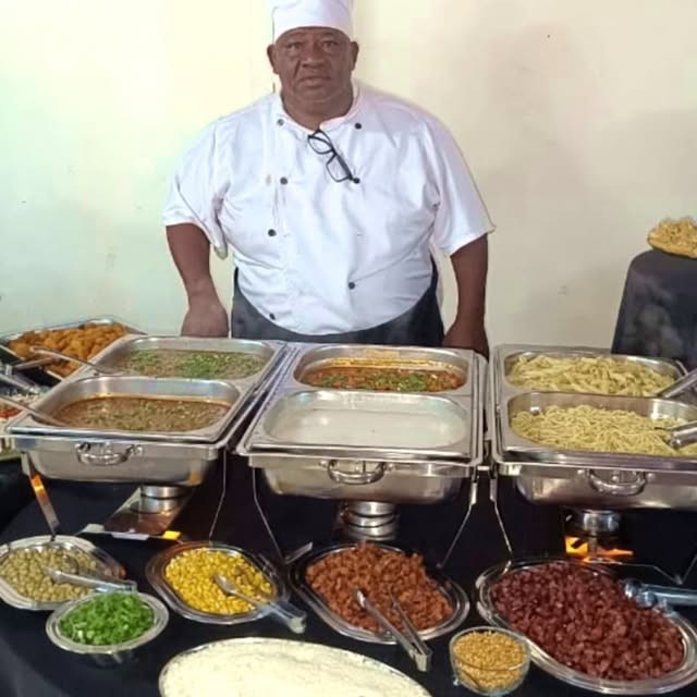 Sr. Wilson em uniforme de chef no buffet de réchauds